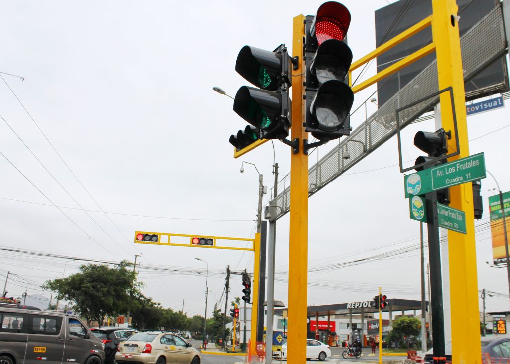 Infraestructura semafórica presentada por Smart Cities Peru